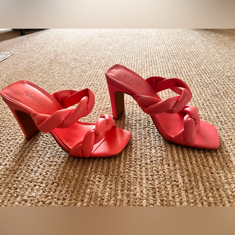 Twist 4.5 hot pink/ Salmon Sandal in Excellent condition